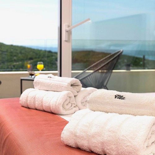 Bedroom with balcony and sea view